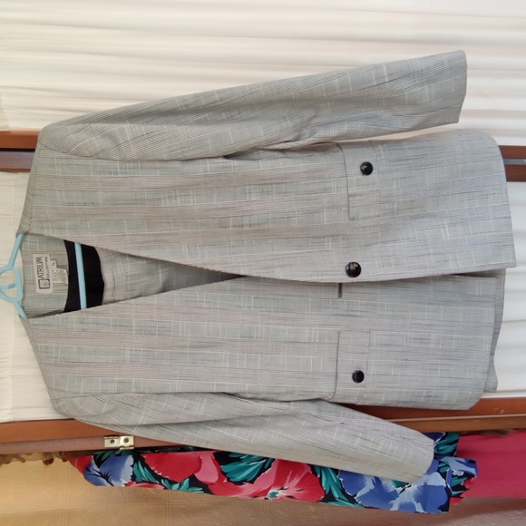 PRICE DROP.  2 piece Blazer/Straight Skirt. Size 5/6. Grey/white plaid - Picture 2 of 9